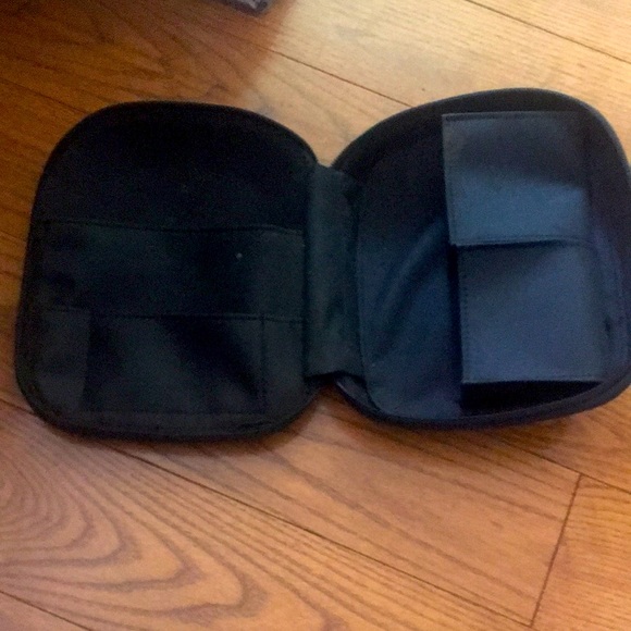 Carry Case Blk 6 pockets missing zipper piece but zipper works - Picture 2 of 9